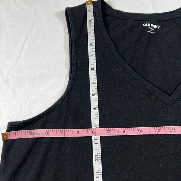 7 Old Navy XL Black or White Sleeveless Tops - Picture 14 of 16